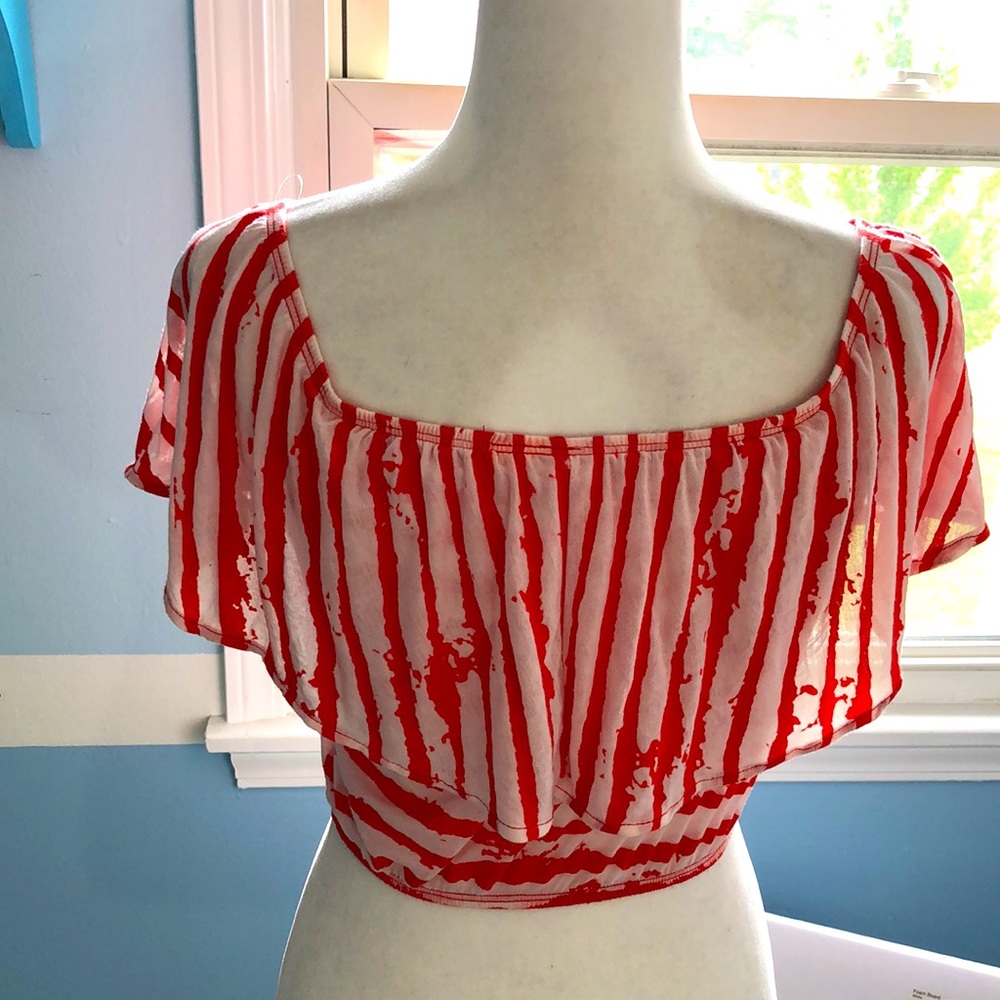 Clearance- Ruffled crop top - Picture 2 of 5
